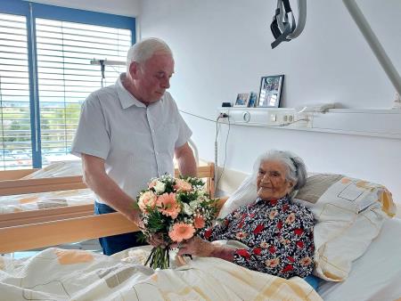 Župan Franc Čebulj  ji je poleg čestitk izročil tudi lep šopek cvetja